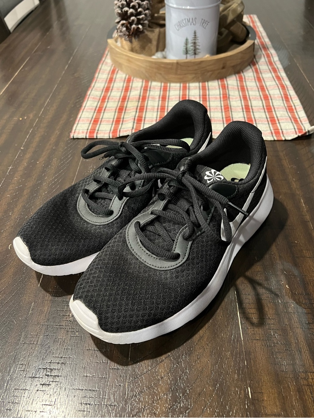 Nike Tanjun Black White Mesh Women’s Running Shoes Size 9.5